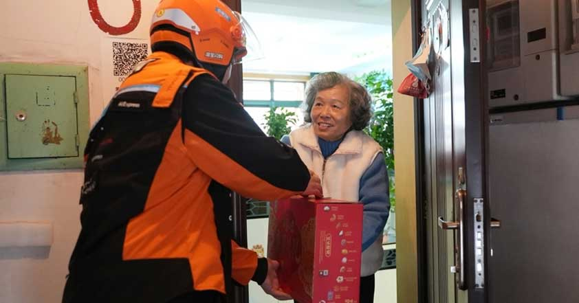 万里街道联合淘宝闪购推广AI老年助餐，千问、天猫精灵让银发族一句话点餐